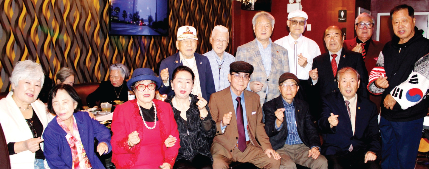 지난 24일 플러싱 스토리 라이브 뮤직 카페에서 열린 뉴욕한인상춘회 9월 월례회는 추석잔치로 진행됐다.   [뉴욕한인상춘회]