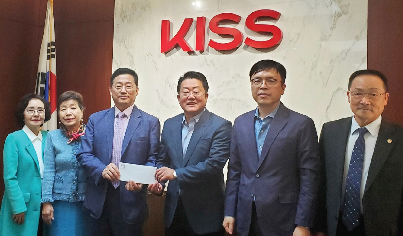 오는 10월 3일 맨해튼에서 개최되는 코리안퍼레이드 행사에 메인 스폰서로 참여하는 키스뷰티그룹은 뉴욕한인회에 스폰서 기금 5만달러를 전달했다. 키스뷰티그룹은 코리안퍼레이드 행사에서 뷰티제품 선물백 2만 세트를 준비, 행사장에서 방문객들에게 증정할 방침이라고 밝혔다.  [뉴욕한인회]