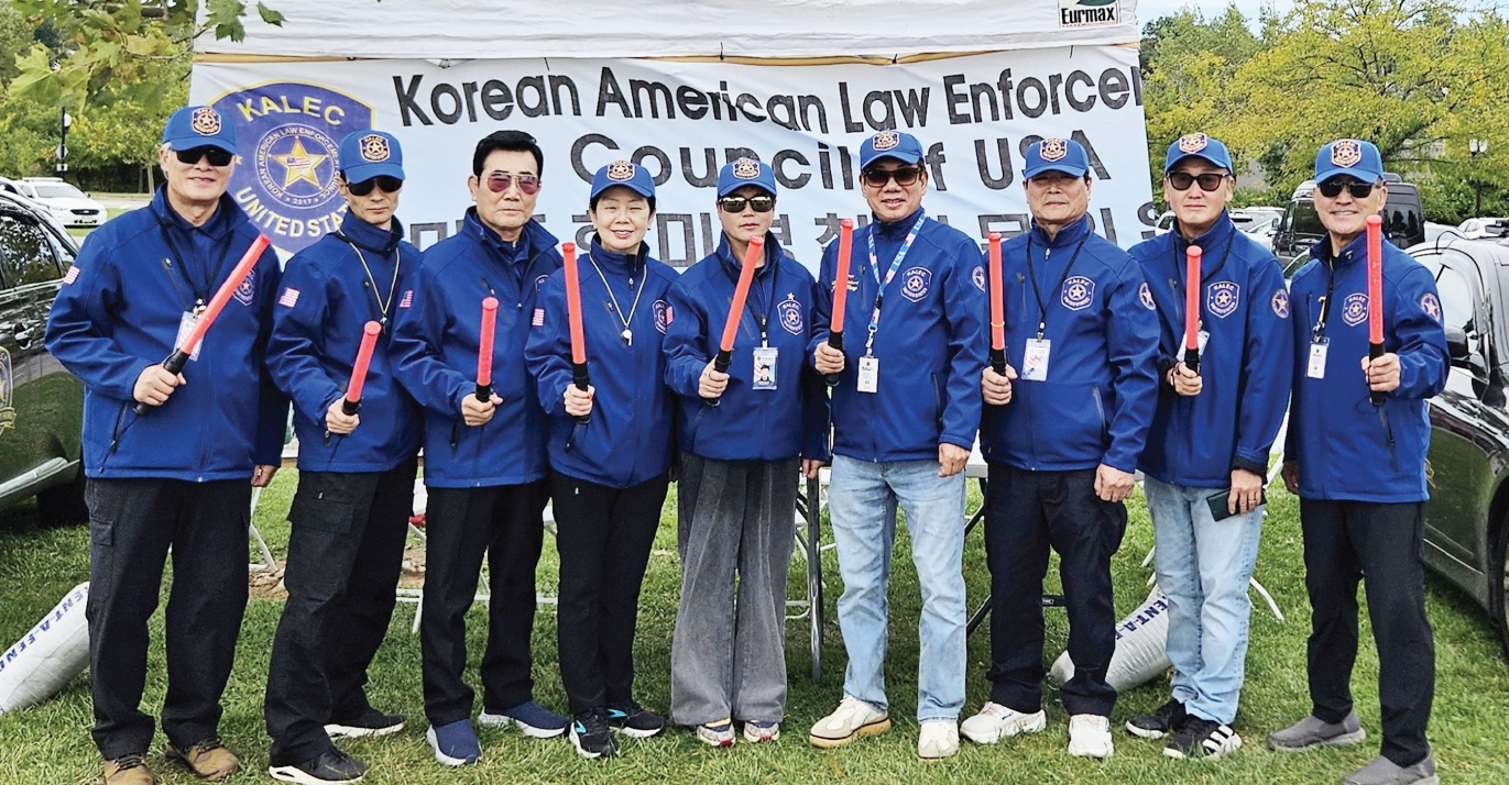 미주한미경찰자문위원회(총회장 정영열)는 지난 25일 뉴저지 버겐카운티 오버펙공원에서 개최된 추석맞이 한인축제에 참여해 행사장 안전과 질서 유지를 위한 활동을 실시했다. 이번 행사는 추석을 맞아 뉴욕·뉴저지 지역 한인들이 함께 모여 전통문화를 나누고 화합하는 자리로 마련됐다.  [미주한미경찰자문위원회]