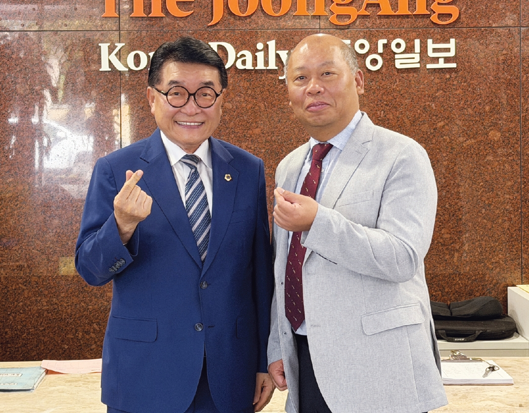 지난 29일 본지를 방문한 임종택(왼쪽) 세계한식총연합회 총회장과 엄광열 영월산업진흥원장이 함께 자리했다.