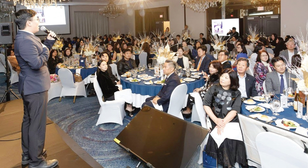 아동·청소년과 발달장애인의 교육 및 성장 기회를 지원하는 비영리단체 기브챈스가 지난 25일 뉴저지 포트리 더블트리호텔에서 갈라를 개최했다. 약 330명이 참석한 가운데, 기브챈스는 영상과 무대를 통해 프로그램 참여자들의 활동을 소개했다.  [기브챈스]