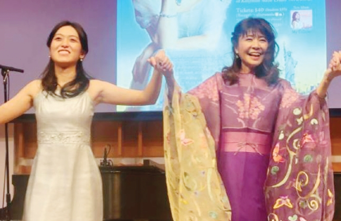 소프라노 세이코 하타노가 지난 26일 뉴욕 머킨홀에서 미국 독립 250주년 기념 독창회를 열었다. 슈베르트의 ‘아베 마리아’와 조두남의 ‘뱃노래’ 등을 선보였으며, 무용수 사요리가 춤으로 무대에 함께했다.  [뉴저지한사랑회]