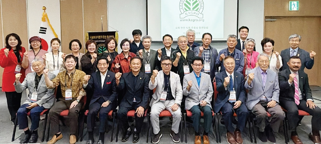 국제한인식품주류상총연합회는 지난달 29일 제24차 세계한상대회가 열리는 인천 송도 컨벤시아에서 제69차 정기총회를 개최했다. 북미주 각 지부에서 참석한 이사 50여 명은 한국의 K-웨이브가 미주 시장에 진출하는 데 가교 역할을 하고 판로 개척을 돕는 데 힘쓰기로 했다.  [국제한인식품주류상총연합회]