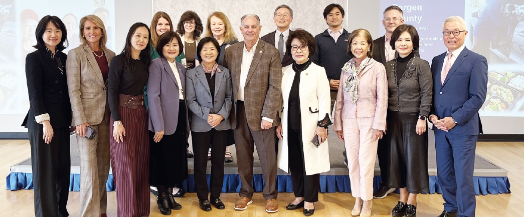 뉴저지 한인 단체장들은 지난 24일 뉴저지 테너플라이 KCS 뉴저지 본관에서 제임스 테데스코 버겐카운티장과 간담회를 갖고, 지역 현안을 논의했다. [KCS 한인봉사센터]