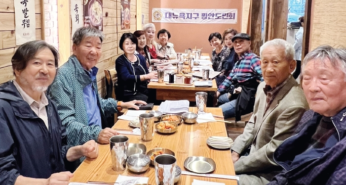 뉴욕평안도민회 10월 월례회가 퀸즈 나주곰탕 식당에서 1일 열렸다. 김민수 회장을 포함한 회원들이 모여 각종 안건에 대해 논의하는 시간을 가졌다.  [뉴욕평안도민회]