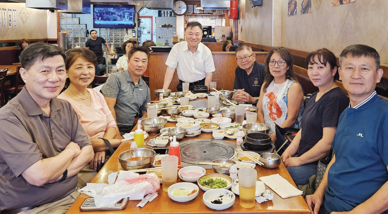 한국외대 G-CEO 뉴욕총원우회 5기 9월 월례회가 플러싱 금성BBQ 식당에서 지난달 19일 열렸다. 총원우회는 이날 월례회에서 인공지능 기술을 누구나 쉽게 이해하고 활용할 수 있도록 전문가를 초청해 세미나를 개최할 수 있도록 의견을 나눴다. [한국외대 G-CEO 뉴욕총원우회] 