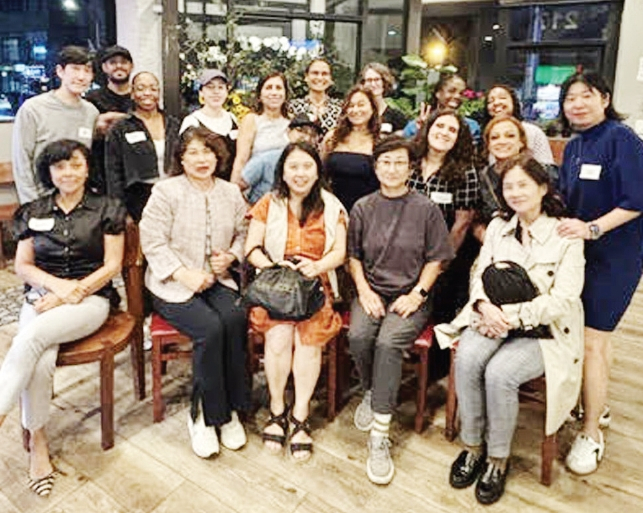 팰리세이즈파크 도서관 한국어반은 지난 2일 한상 식당에서 ‘Taste of Korea’ 행사를 열고, 학생들이 한국 음식과 문화를 직접 체험하며 한국을 보다 가까이 느끼는 뜻깊은 시간을 가졌다. 이번 ‘Taste of Korea’ 행사는 교실에서 배운 한국어를 실제 음식문화 체험과 연결함으로써 학생들의 한국어 학습에 대한 흥미와 이해를 높이는 의미 있는 기회가 됐다.  [팰리세이즈파크 도서관 한국어반]