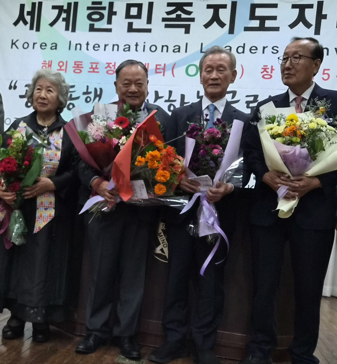 박동우 전 백악관 장애정책 차관보가 지난 2일(현지시간) 서울 YMCA 대강당에서 열린 세계한민족지도자대회에서 세계한민족지도자상 개척상을 받았다. 박 전 차관보는 2009년 버락 오바마 행정부 당시 백악관 장애 정책 차관보로 임명돼 포용성과 접근성을 높이는 정책을 추진하고 장애인의 삶을 개선하는 데 기여한 공로를 인정받았다. 박동우(왼쪽에서 두 번째) 전 차관보가 수상자들과 함께 자리했다. [박동우씨 제공] 
