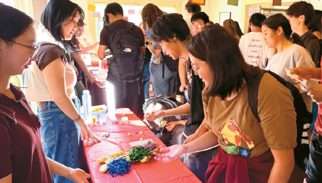 USC 재학생이 7일 오전 USC 한국학연구소에서 열린 한글날 행사에서 공기놀이를 하고 있다.