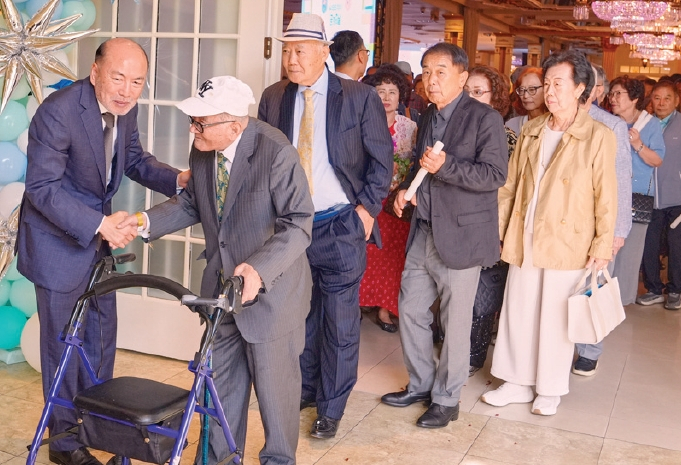 지난 2일 열린 키스뷰티그룹 ‘제4회 공경의 날’ 행사에서 장용진 회장(왼쪽) 등 임직원들이 한인 어르신들을 맞이하고 있다.  [사진 키스뷰티그룹]