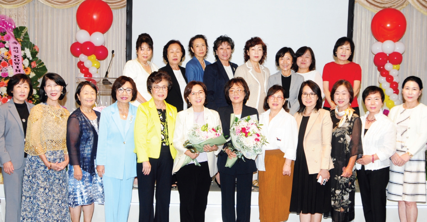 지난 3일 LA에서 진행된 취임식에서 유은일 회장(오른쪽에서 여섯번째)과 코윈퍼시픽LA 관계자들이 기념촬영을 하고 있다