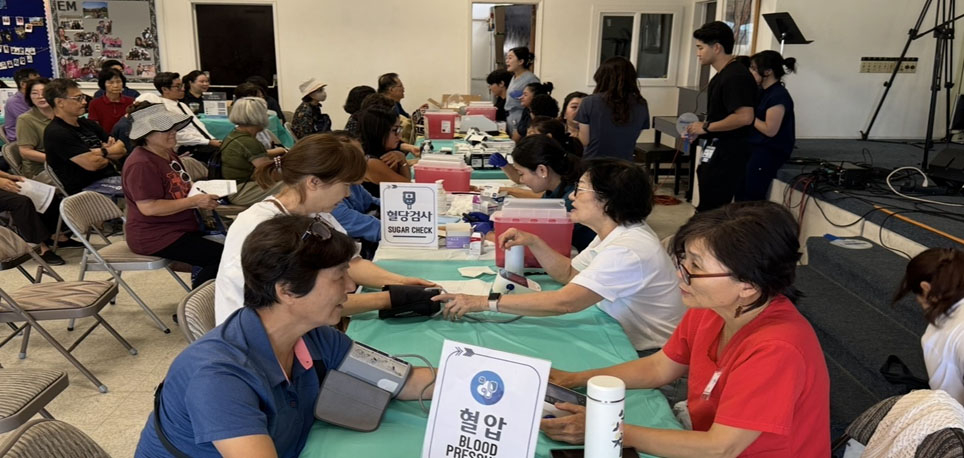 한인의사협회 남가주지회가 마련한 OC 건강박람회 참가자들이 혈압, 혈당 검사 등을 받고 있다. [지회 제공]