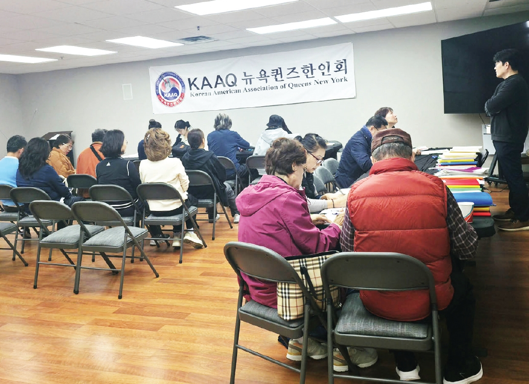 지난 8일 퀸즈한인회는 회관에서 뉴욕총영사관과 협력해 순회영사 서비스를 실시했다. 이번 순회영사에서는 여권, 가족관계등록 등 다양한 민원 업무를 포함해 총 110여 건의 민원을 처리했으며, 이중국적 관련 상담도 20건 진행했다. 특히 국적 이탈과 국적 상실 등 국적 관련 절차 상담을 통해 해당 업무로 어려움을 겪는 한인들에게 필요한 안내와 정보를 제공했다.  [퀸즈한인회]