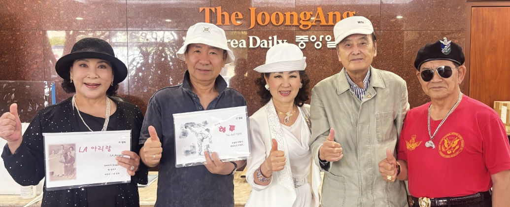 왼쪽부터 곽정희 배우, 봉회장 감독, 김정주 배우, 정광석 재미한국영화인협회장, 박인곤 총기획 책임.