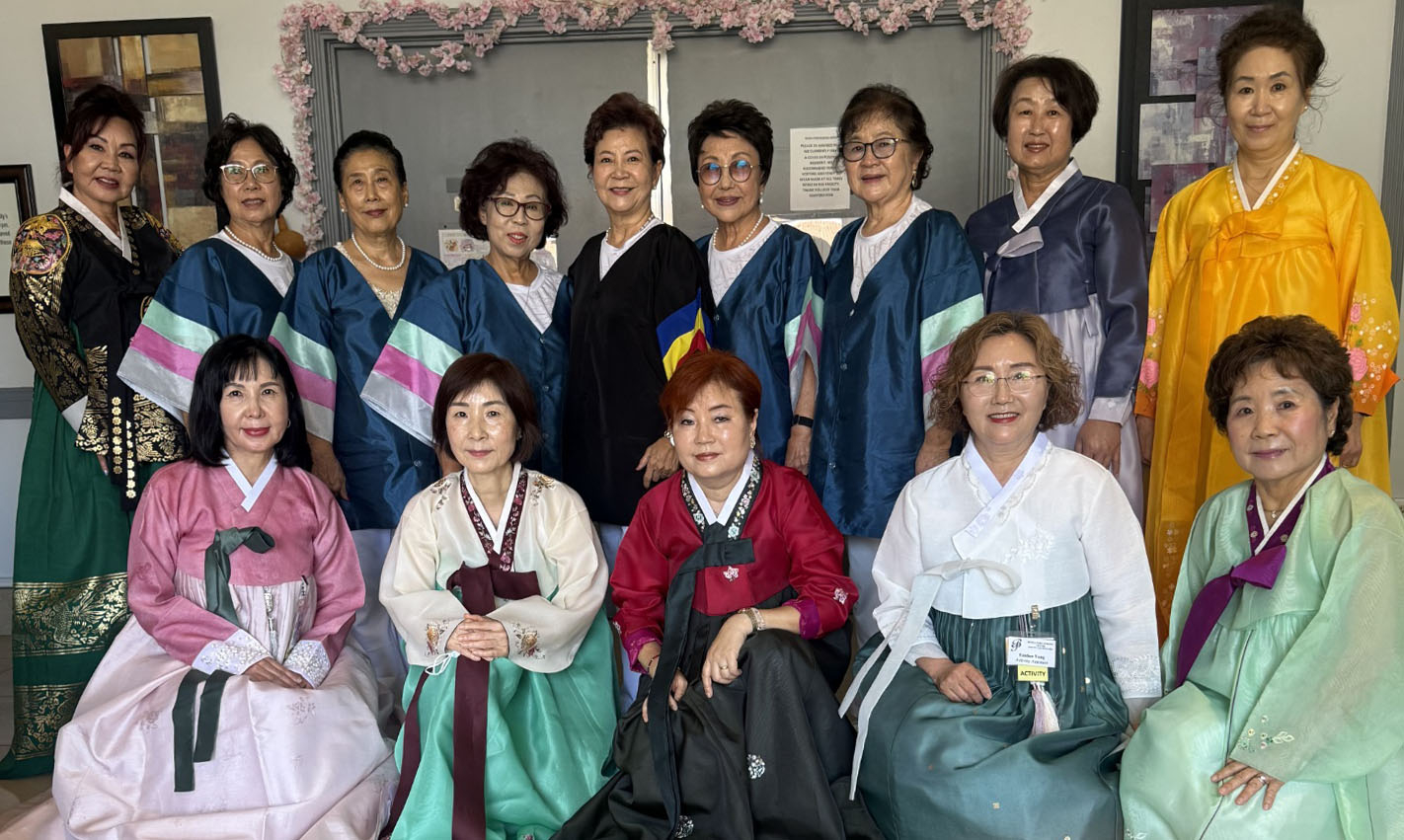 부에나파크 양로병원(Buena Park Nursing Center)은 지난달 25일 추석을 맞아 한인 시니어들을 위한 특별 잔치를 열었다. 시니어들은 효사랑 난타팀 등의 공연과 병원 측이 준비한 명절 음식을 즐겼다. 문의는 전화(한국어: 562-240-3516, 영어: 714-828-8222)로 하면 된다. [병원 제공]