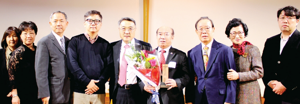 이영우 꿈나무장학회 회장(오른쪽 네 번째)이 지난 11일 후러싱제일교회에서 열린 평신도 신령직 임직예배에서 장로로 임직했다. 이 회장은 김정호 담임목사(왼쪽 5번째)로부터 장로패를 받고 동생 이창우씨 부부 및 가족들과 기념촬영을 했다. [꿈나무장학회]