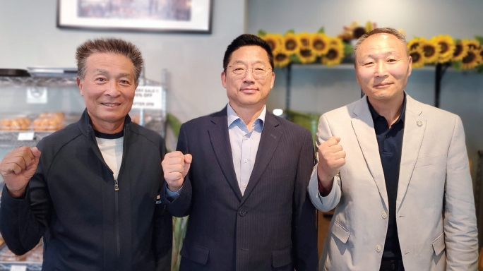 충청남도 경제통상국 소속 공무원들이 최근 퀸즈 베이사이드에서 이명석 뉴욕한인회장 등 임원진과 만나 양측간 경제교류 관련 업무 회의를 개최했다.  [뉴욕한인회]