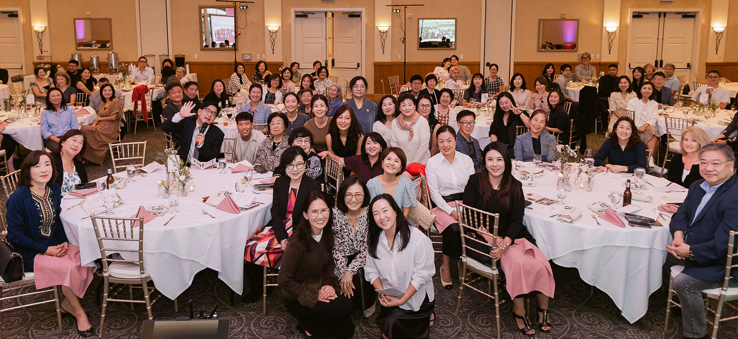 푸른 초장의 집 33주년 뱅큇에 참석한 이들이 기념사진을 찍으며 활짝 웃고 있다. [푸른 초장의 집 제공]