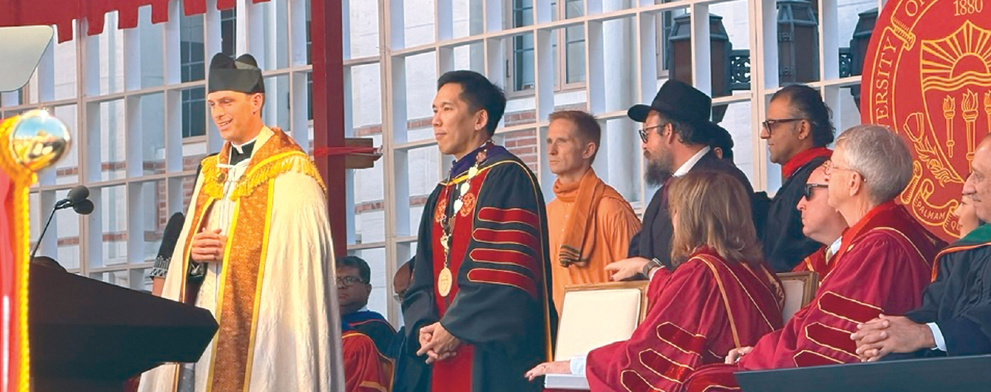 16일 열린 취임식에서 김병수 USC 총장이 축하를 받고 있다.