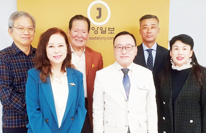 이달 27일 뉴욕에서 열리는 충남 무역박람회와 ‘충청인의 밤’ 행사 홍보차 뉴욕중앙일보를 방문한 미동부충청도향우회 관계자들. 앞줄 왼쪽부터 시계반대 방향으로 주세연 사무국장, 최봉학 회장, 김애지 부회장, 남훈 의전담당 부회장, 박세용 수석고문, 신석호 부회장.