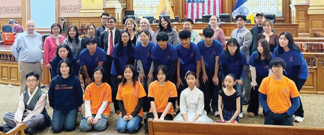 지난 17일 기브챈스가 특별 추석행사인 ‘2026 Chuseok K-Fest’를 뉴저지주 저지시티 시청에서 개최했다. 이번 축제는 한국의 전통문화와 현대 예술을 지역사회에 소개하고, 다양한 세대와 문화적 배경을 가진 주민들이 함께 교류하는 자리로 마련됐다. 행사장에서는 문화 공연과 전통놀이, 한복 체험, 예술 작품 전시 등 다채로운 프로그램이 펼쳐졌으며, 청소년들의 적극적인 참여가 축제에 활기를 더했다.  [기브챈스]