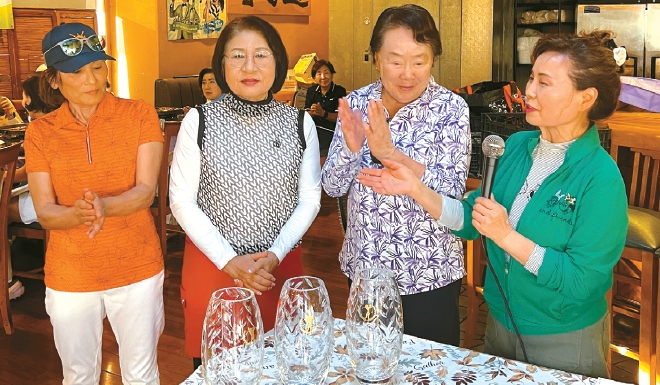 김영옥 회장(오른쪽)이 전임 회장들에게 '감사 유리컵'을 전달하고 있다. 왼쪽부터 김정아, 박순빈, 김성자 전임 회장, 김영옥 회장, [여성골프협회 제공]