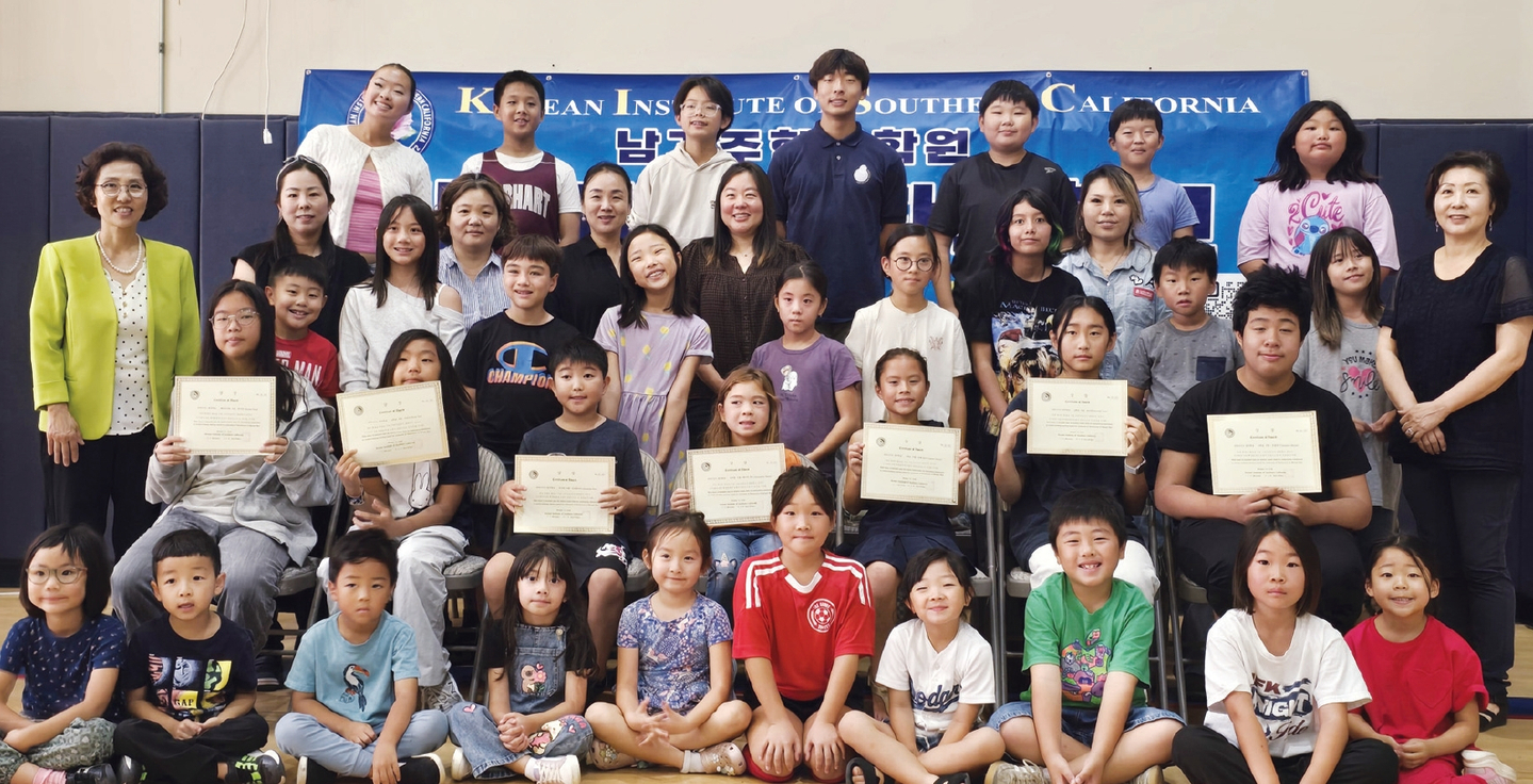 남가주 리버사이드 한국학교가 지난 10일 한글날 기념 글짓기·만들기 대회 시상식을 열었다. 학생들은 학년별 눈높이에 맞춘 영상 시청과 토론, 만들기, 발표, 글짓기를 통해 세종대왕의 애민정신과 한글의 과학적 우수성을 배우고 우리말과 글의 소중함을 되새겼다.  [남가주 리버사이드 한국학교 제공]