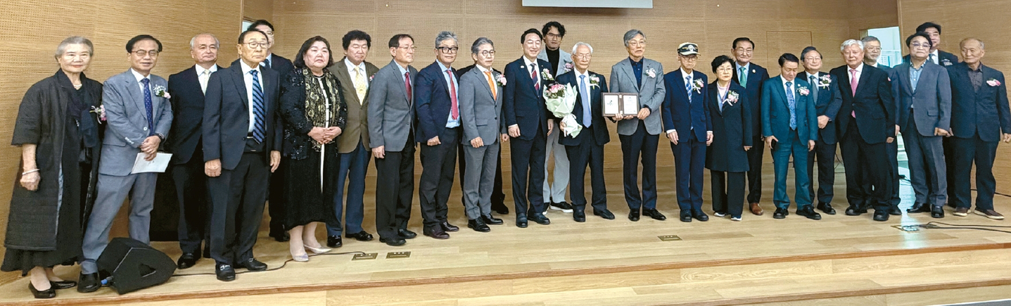 만희복지재단(이사장 박형만)이 창립 30주년을 맞아 지난 21일(한국시간) 충청남도청에서 취약계층 100명에게 생활지원금을 전달했다. 이 재단은 박 이사장이 고향인 충남 공주시의 어려운 이웃과 미래 세대를 돕기 위해 설립했다.  [만희복지재단 제공] 