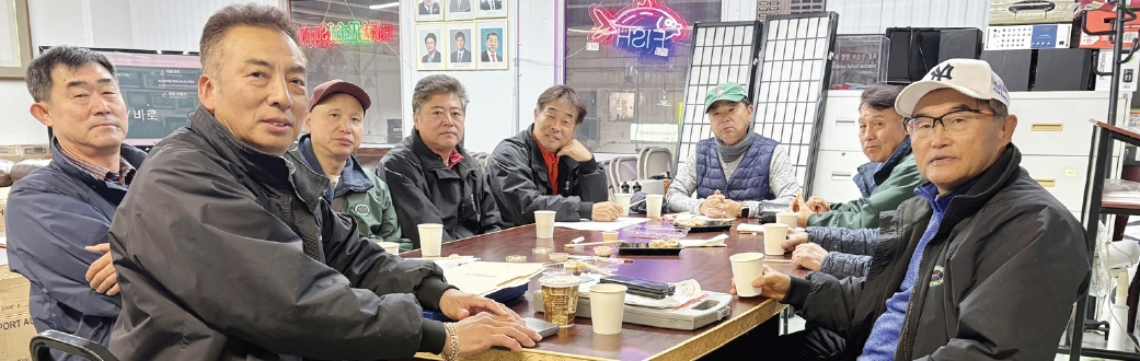 뉴욕한인수산인협회는 22일 협회 사무실에서 정기 이사회를 열고 오는 12월 13일 ‘수산인의 밤’ 행사 준비를 논의했다. 이날 최원철 전 회장을 행사위원장으로, 김상훈씨를 장학위원장으로, 김광호·김치구·박용주·정동균·홍남기씨를 행사위원으로 선임했다.  [뉴욕한인수산인협회]