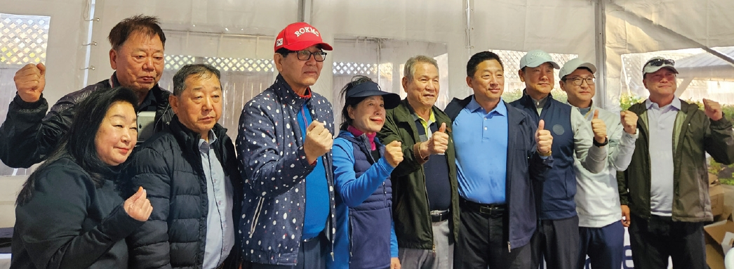 뉴욕한인회가 지난 21일 퀸즈 베이사이드 클리어뷰 골프장에서 뉴욕한인회관 보수기금 마련을 위한 친선골프대회를 개최했다. 이날 행사에는 주요 단체장들과 한인 인사 60여명이 참석했다.  [뉴욕한인회]