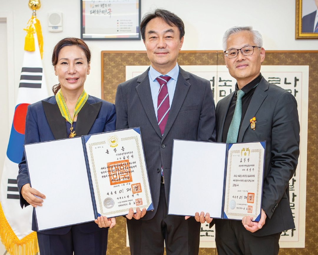 지난 20일 맨해튼 뉴욕총영사관에서 정부포상 전수식이 진행된 가운데, 김민선 미주한인이민사박물관장이 국민훈장 모란장을, 시민참여센터(KACE) 이민자보호법률대책위원회 위원장인 최영수 변호사가 대통령표창을 수훈했다. 왼쪽부터 김민선 관장, 김상호 뉴욕총영사, 최영수 변호사.  [미주한인이민사박물관]