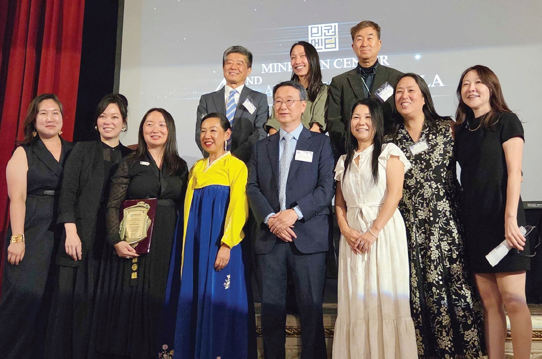 지난 22일 민권센터 연례 만찬 행사가 맨해튼 리버사이드 교회에서 열렸다. 이날 행사에서는 42년간 활동을 기념하고, ‘커뮤니티에 뿌리를 내린다(Rooted in Community)’는 정신을 다시금 되새기는 시간을 가졌다.  [민권센터]