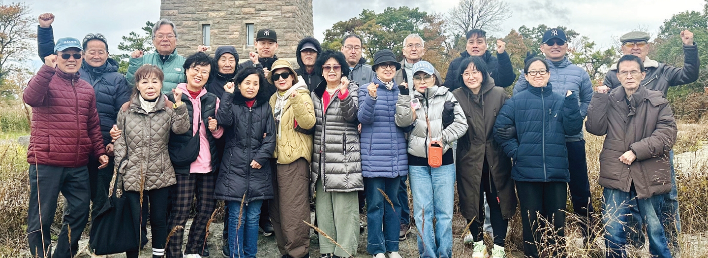 더나눔하우스가 지난 17일 입소 가족 및 봉사자 20여명과 함께 뉴욕 베어마운틴으로 가을 단풍여행을 다녀왔다. 참가자들은 단풍길을 걸으며 가을 풍경을 만끽했으며, 함께 식사하고 사진 촬영하며 친교의 시간을 가졌다.  [더나눔하우스]