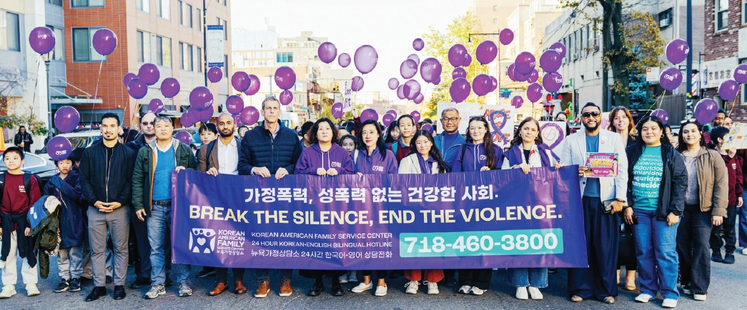 뉴욕가정상담소가 지난 23일 퀸즈 플러싱에서 제29회 연례 가정폭력 방지 침묵행진을 개최했다. 200여명의 참가자들은 뉴욕시경(NYPD) 109경찰서 앞에서 출발해 침묵 속에 행진하며, 폭력 피해자들이 피해 사실을 알리고 도움을 요청하는 과정에서 겪는 어려움을 상징적으로 표현했다.  [뉴욕가정상담소 Janice Chung 사진작가]