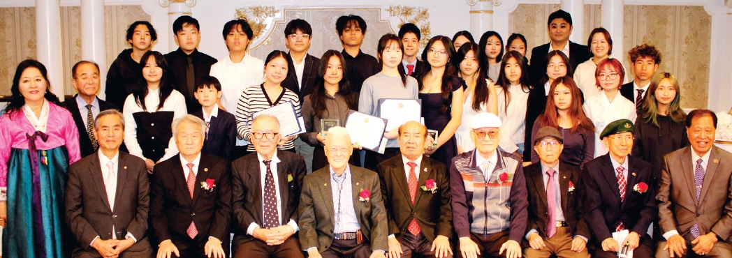 지난 24일 플러싱 디모스 연회장에서 제12회 꿈나무장학금 수여식 및 웅변대회가 열렸다. 이날 꿈나무장학금과 웅변대회 행사의 수상자는 총 25명으로, 장학금 수상자는 각각 300달러의 장학증서와 함께 그레이스 멩 연방하원의원 및 론 김 뉴욕주 하원의원으로부터 표창장을 받았다.  [꿈나무장학회]