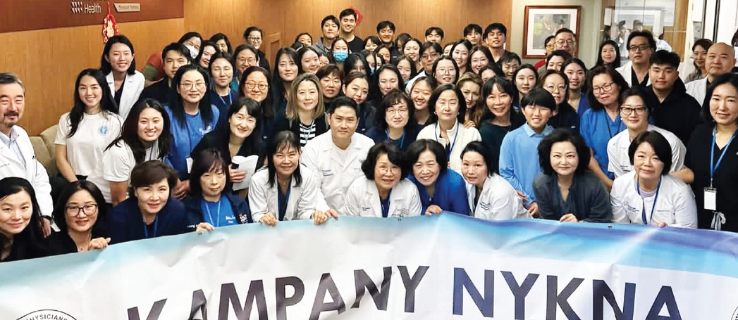 지난 25일 퀸즈 플러싱 노스웰 헬스 오피스에서 열린 한미의사회 ‘2026 건강 박람회’에 의사와 간호사, 의대생 등 총 91명이 자원봉사자로 참여했다. 행사에 참여한 의료진과 봉사자들이 한자리에 모였다.  [사진 KAMPANY]