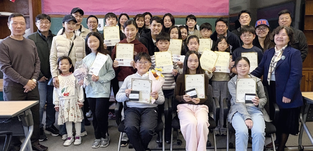 미한국상공회의소(KOCHAM) 부설 우리한국학교는 지난 24일 제24회 영한·한영 번역 경시대회 시상식을 개최했다. 포스코인터내셔널의 협찬으로 열린 이날 시상식에서는 김태균(5학년) 학생이 특별상, 심윤아(6학년) 학생이 이사장상, 오하루(6학년) 학생이 학교장상을 받는 등 총 12명의 학생이 수상의 영예를 안았다. [우리한국학교]