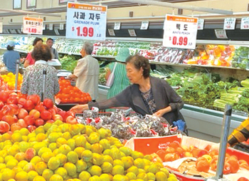 한인마켓 식품 물가가 전년대비 소폭 내려간 가운데 과일도 초저가 할인 중이다. LA한인타운 한남체인에서 고객들이 과일을 고르고 있다.  