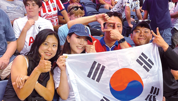 손흥민의 MLS 데뷔를 응원하기 위해 경기장을 찾은 한인들이 태극기를 흔들고 있다. 왼쪽부터 신현정, 김한나, 김도혁, 강윤구씨. 김경준 기자