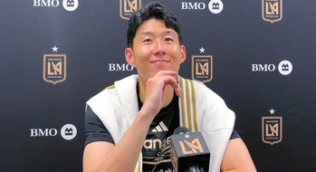 LAFC 손흥민 선수가 입단 후 메이저리그사커 첫 출전 경기에서 팀을 패배에서 구했다. 손흥민 선수가 경기 후 기자회견에서 본지 기자의 질문을 듣고 있다.    김경준 기자