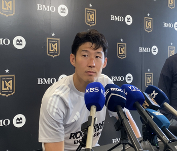 손흥민이 29일 LAFC 퍼포먼스 센터에서 진행된 프리게임 기자회견 중 본지 질의를 듣고 있다.