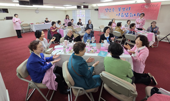 '시어머니·장모학교'는 지난 9일부터 11일까지 뉴저지주 티넥에 있는 에버그린침례교회에서 시어머니 또는 장모로서의 역할을 배우고 익히는 제1기 시·장학교를 열었다. [시어머니·장모학교]