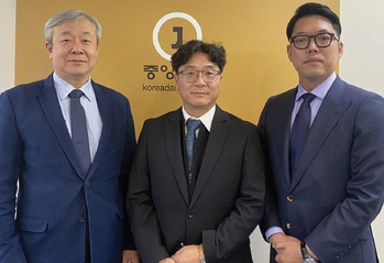 14일 ‘2025 시민참여센터(KACE) 갈라’ 행사 홍보를 위해 뉴욕중앙일보를 방문한 KACE 김동찬 대표(왼쪽부터)와 공동준비위원 박제진 변호사, 육주선 변호사.