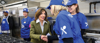 캐시 호컬 뉴욕주지사(가운데)가 30일 뉴욕주 식량 비상사태를 선포하고, 맨해튼에 위치한 푸드팬트리를 방문해 격려하고 있다.   [사진 뉴욕주지사실]