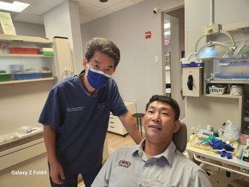 치과의사인 송영철 장로는 치유란 치아가 아니라 마음의 상처를 어루만지는 것이라고 믿는다.