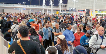 휴스턴 조지 부시 국제공항 출국장 앞이 3일 보안 검색을 기다리는 여행객들로 붐비고 있다. 연방정부 셧다운 여파로 TSA 직원의 결근이 잇따르며 보안 검색 대기시간이 3시간까지 늘어났기 때문이다.   [John Arnold/X]
