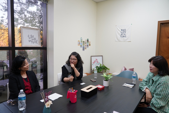 왼쪽부터 이희윤 교수, 조이 서 디렉터, 백지나 코디네이터                    