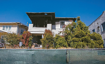 MS-13 갱단원들은 한때 한인타운 사우스 베렌도가에 있는 이 '디스트로이어(파괴자)'라 불린 버려지고 불에 탄 폐가를 아지트로 삼아 이곳에서 마약을 팔고 살인을 저질렀다. [제이슨 아몬드 / LA타임스]