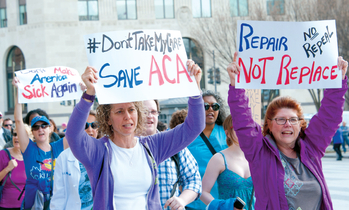 보조금 연장이 결정되지 않은 상황에서 오바마케어의 미래가 불투명해졌다. 오바마케어 존속을 주장하는 시위대.