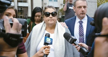 개빈 뉴섬 주지사의 전 비서실장 데이나 윌리엄슨이 11월12일 여러 건의 은행 및 전신 사기 혐의가 포함된 연방 공직 부패 혐의로 체포된 뒤 새크라멘토의 로버트 T. 마츠이 법원을 떠나고 있다.  [YouTube 스크린 캡처]